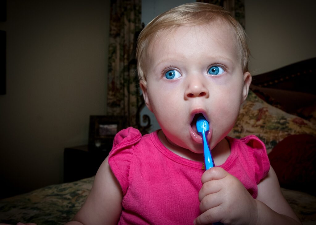 Cuándo debemos empezar a cepillarle los dientes a un bebé